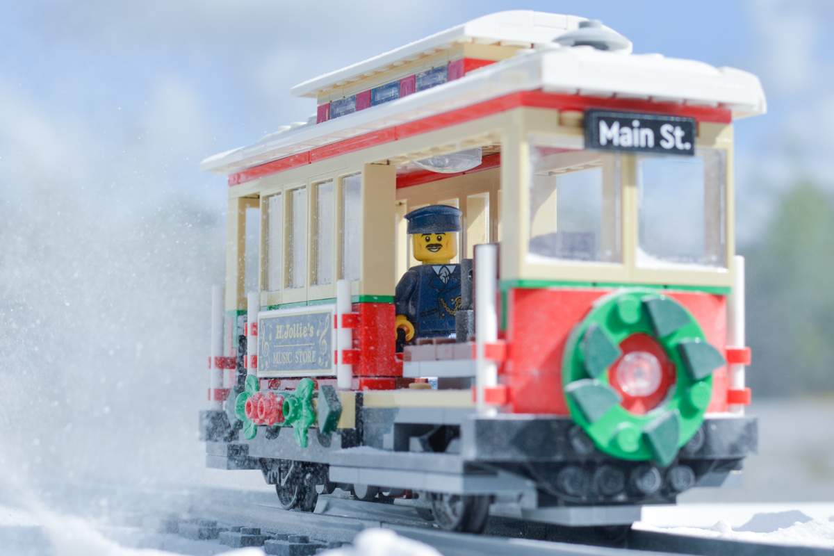 Review : Lego Icons 10308 Holiday Main Street - BrickCentral