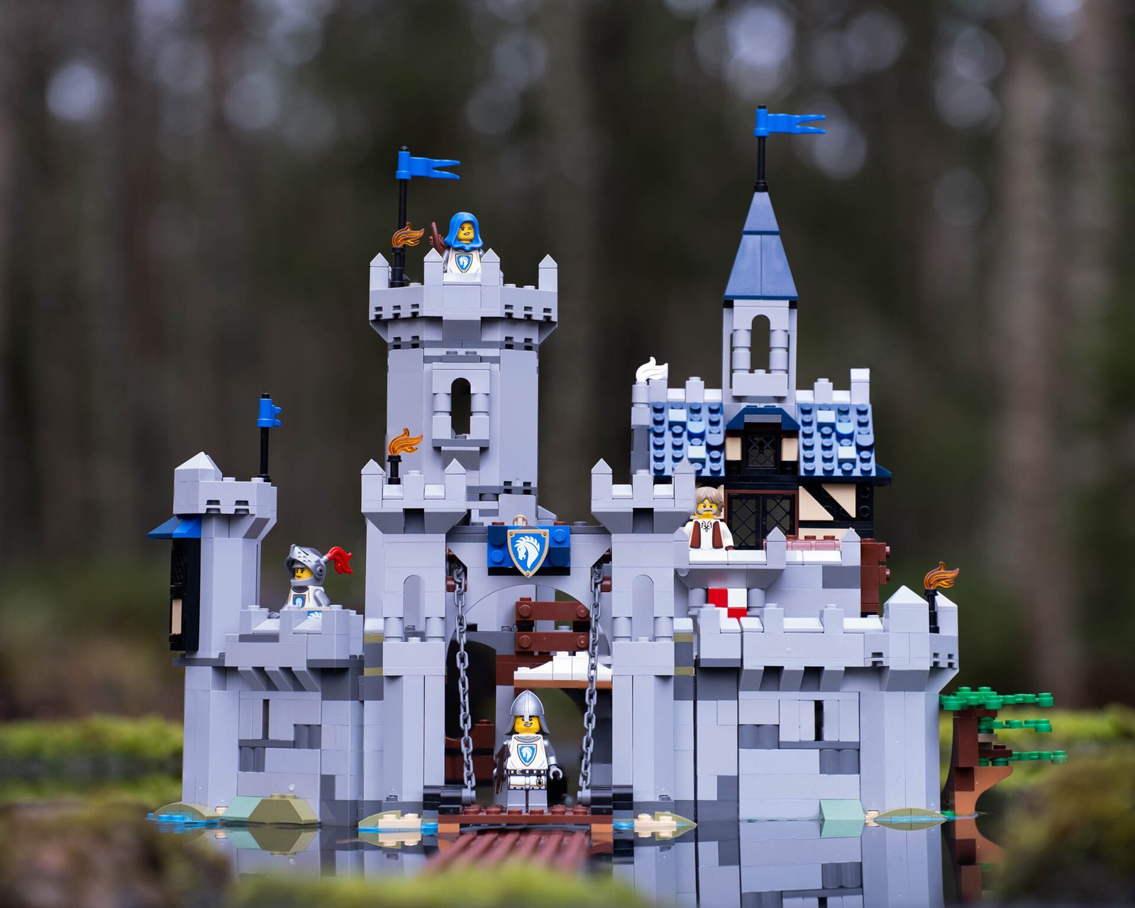 Lessing Knight Castle Photo Review: 31168 Medieval Horse Knight Castle - BrickCentral